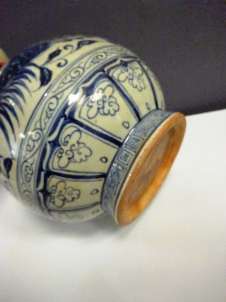 [-] VASE TYPE YUHUCHUNPING EN CERAMIQUE BLEU BLANC - Chine, - La panse piriform…