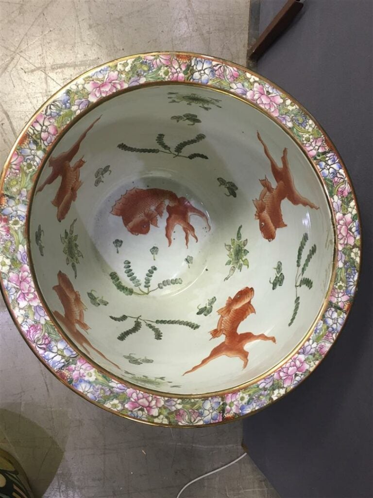 [-] VASQUE A POISSONS / AQUARIUM EN PORCELAINE A DECOR EMAILLE - Chine, - Le fo…