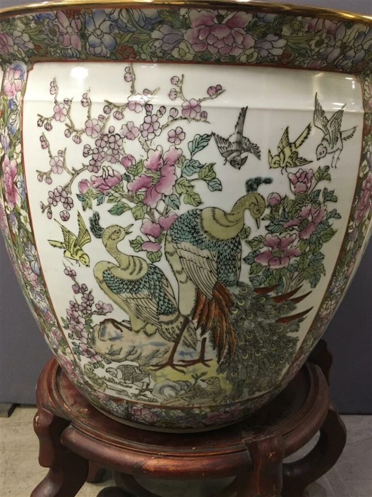 [-] VASQUE A POISSONS / AQUARIUM EN PORCELAINE A DECOR EMAILLE - Chine, - Le fo…