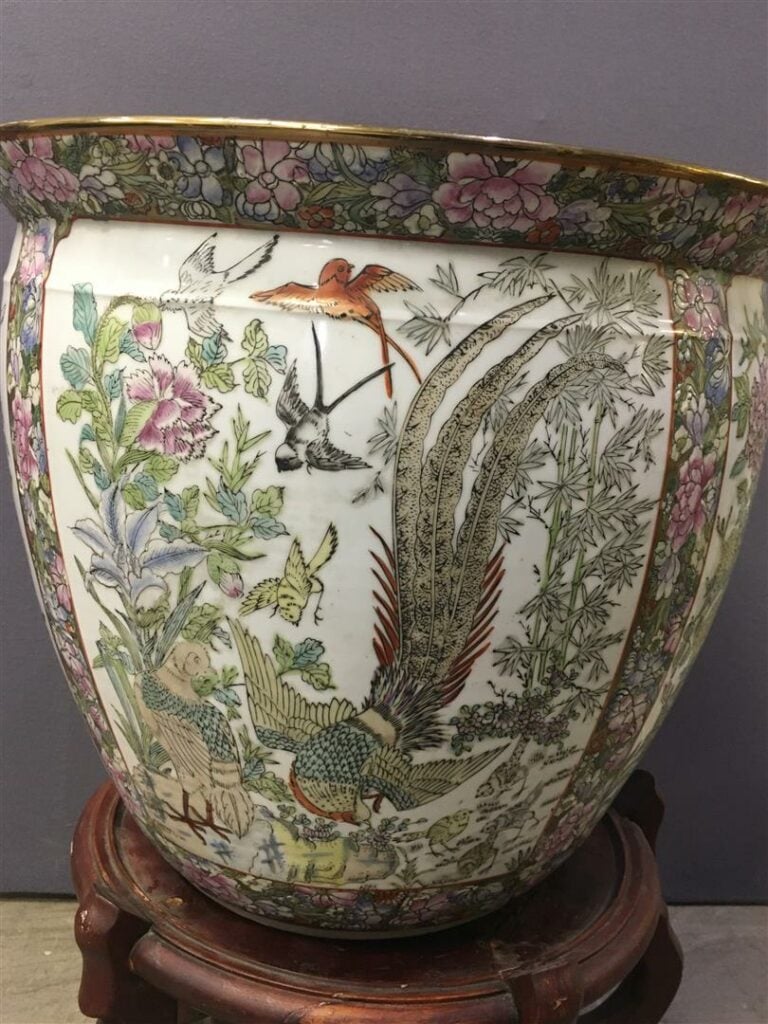 [-] VASQUE A POISSONS / AQUARIUM EN PORCELAINE A DECOR EMAILLE - Chine, - Le fo…