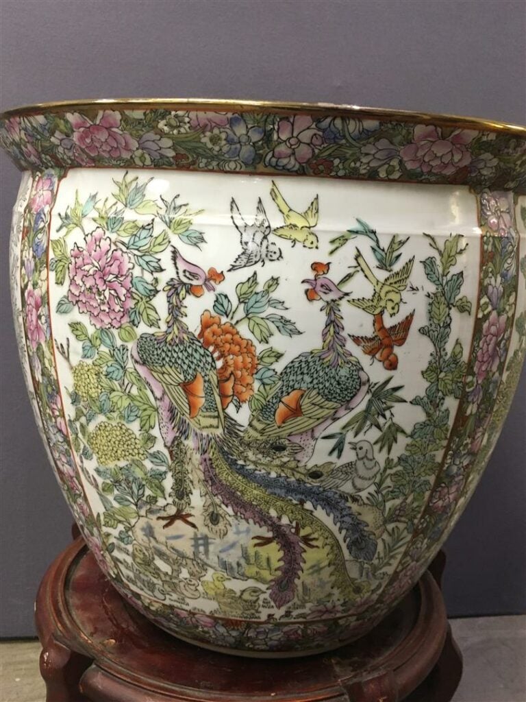 [-] VASQUE A POISSONS / AQUARIUM EN PORCELAINE A DECOR EMAILLE - Chine, - Le fo…