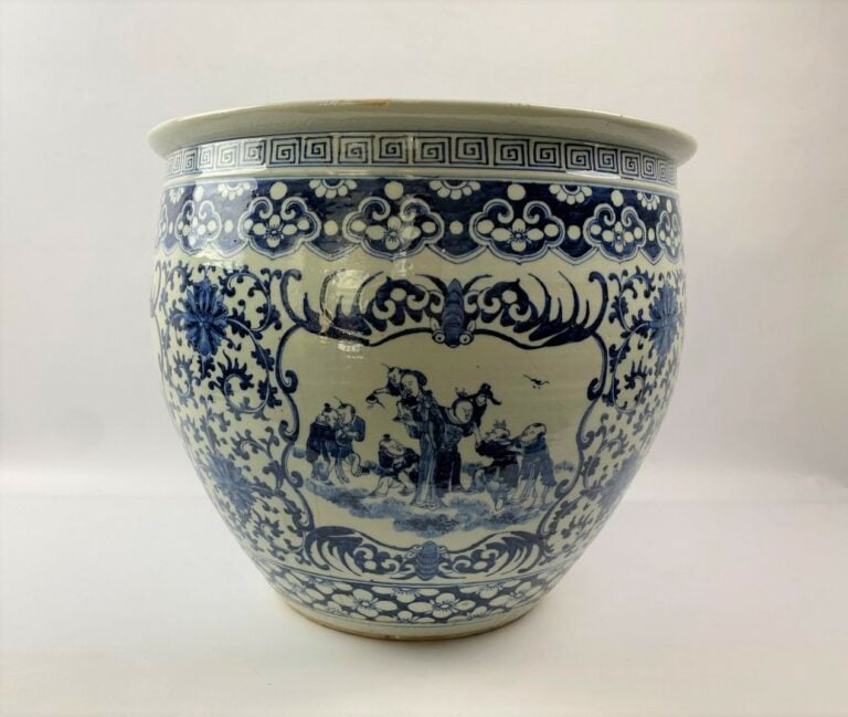 VASQUE A POISSONS EN PORCELAINE BLEU BLANC - Chine - Décor sur la panse en bleu…