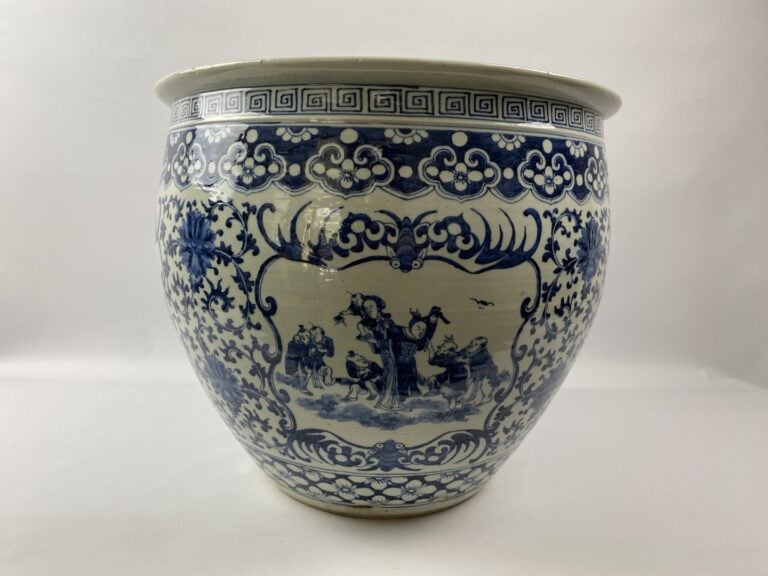 VASQUE A POISSONS EN PORCELAINE BLEU BLANC - Chine - Décor sur la panse en bleu…