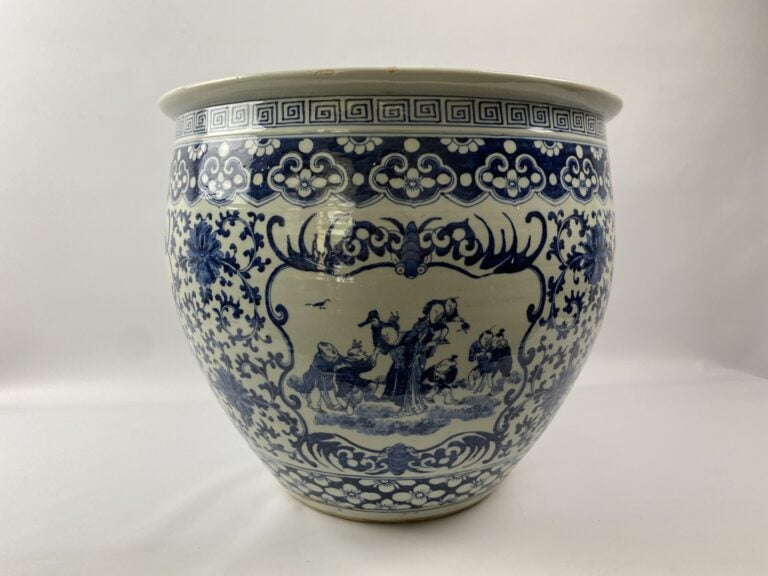 VASQUE A POISSONS EN PORCELAINE BLEU BLANC - Chine - Décor sur la panse en bleu…
