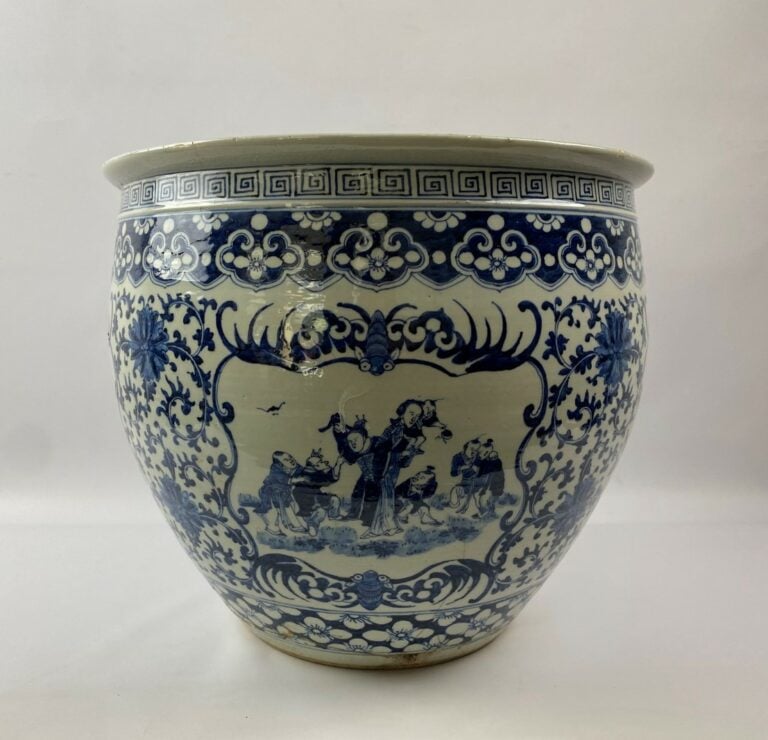 VASQUE A POISSONS EN PORCELAINE BLEU BLANC - Chine - Décor sur la panse en bleu…