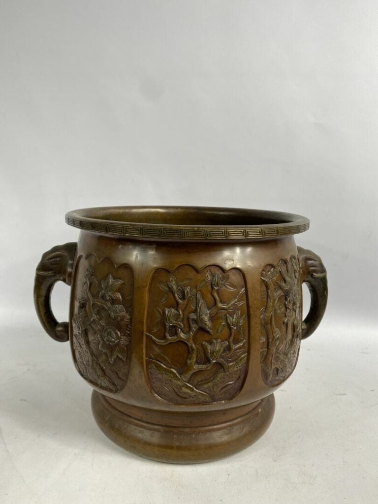Vasque en bronze à patine marron - Japon - A décor de médaillons aux fleurs et…