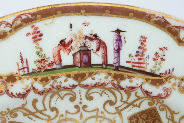 VENDU PARIS / BIARRTZ MEISSEN. - ALLEMAGNE - Assiette, decor polychrome et or a…