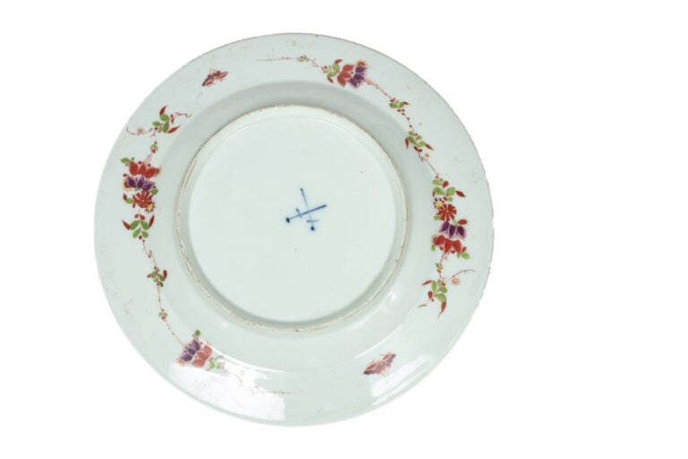 VENDU PARIS / BIARRTZ MEISSEN. - ALLEMAGNE - Assiette, decor polychrome et or a…