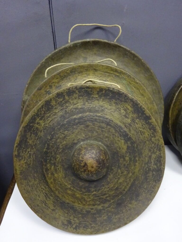 [VENDU VENTE 18 DEC 20 PARIS] ENSEMBLE DE CINQ (5) GONGS EN BRONZE MARTELE - Ch…