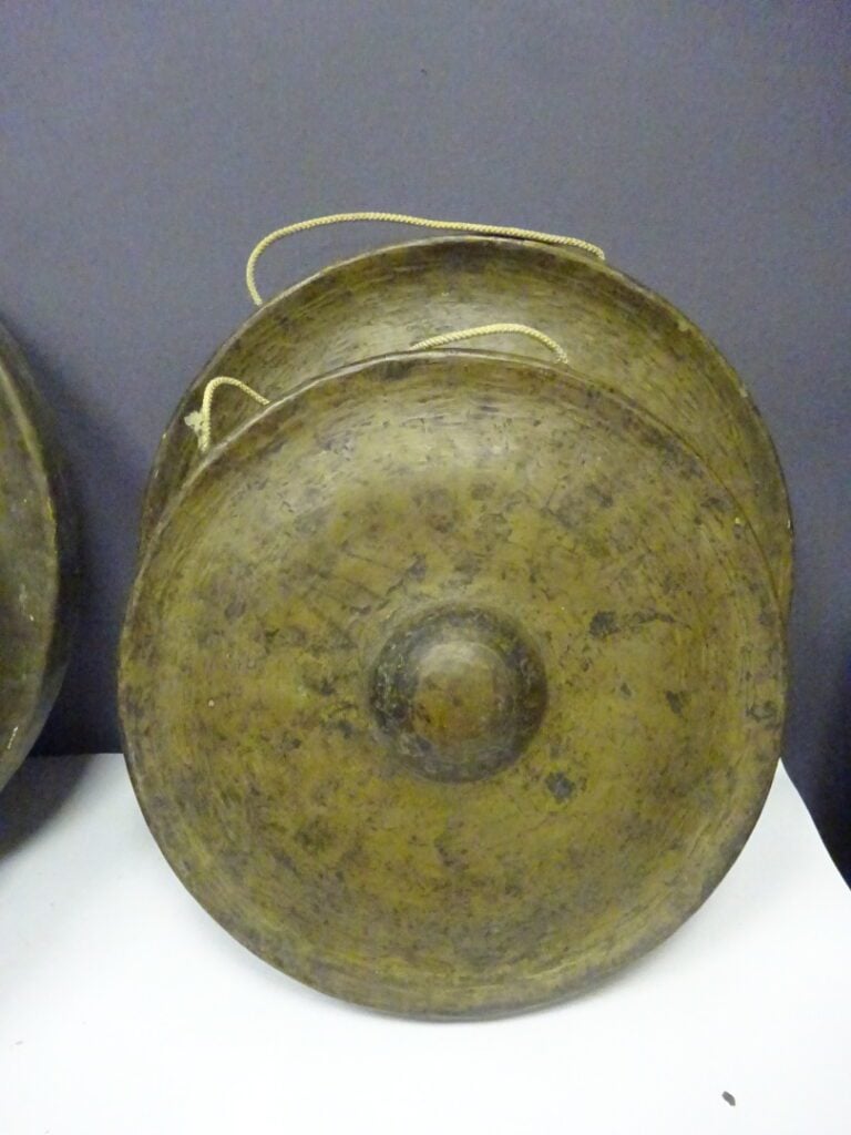 [VENDU VENTE 18 DEC 20 PARIS] ENSEMBLE DE CINQ (5) GONGS EN BRONZE MARTELE - Ch…