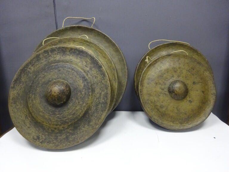 [VENDU VENTE 18 DEC 20 PARIS] ENSEMBLE DE CINQ (5) GONGS EN BRONZE MARTELE - Ch…