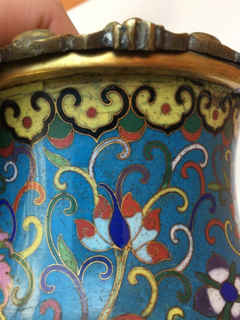 [VENDU VENTE 18 DEC 20 PARIS] PAIRE DE VASES EN BRONZE ET EMAUX CLOISONNES - Ch…