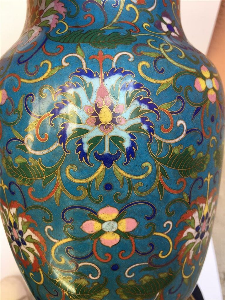 [VENDU VENTE 18 DEC 20 PARIS] PAIRE DE VASES EN BRONZE ET EMAUX CLOISONNES - Ch…