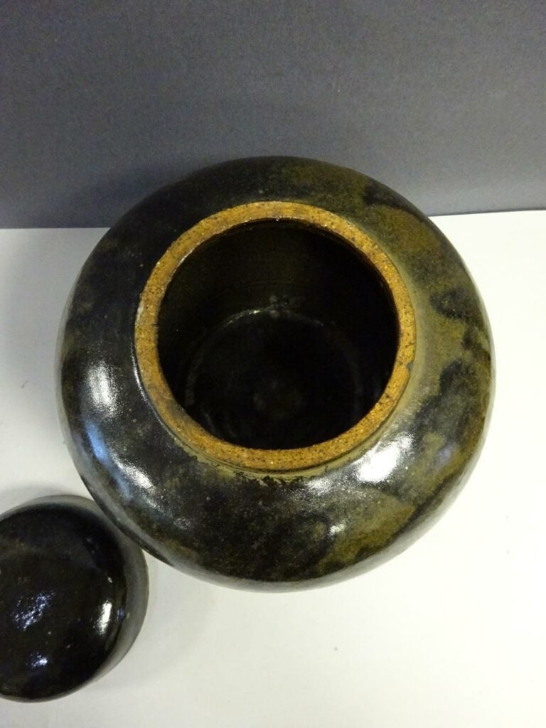 [VENDU VENTE 18 DEC 20 PARIS] POT A GINGEMBRE EN TERRE CUITE EMAILLEE NOIRE - C…