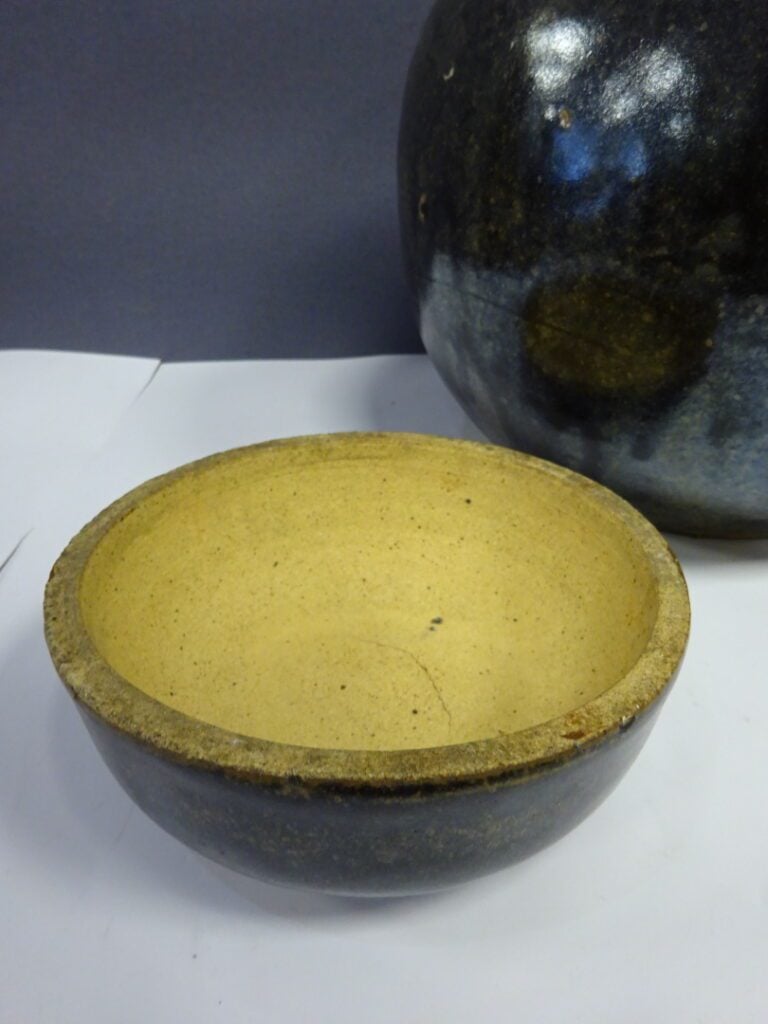 [VENDU VENTE 18 DEC 20 PARIS] POT A GINGEMBRE EN TERRE CUITE EMAILLEE NOIRE - C…