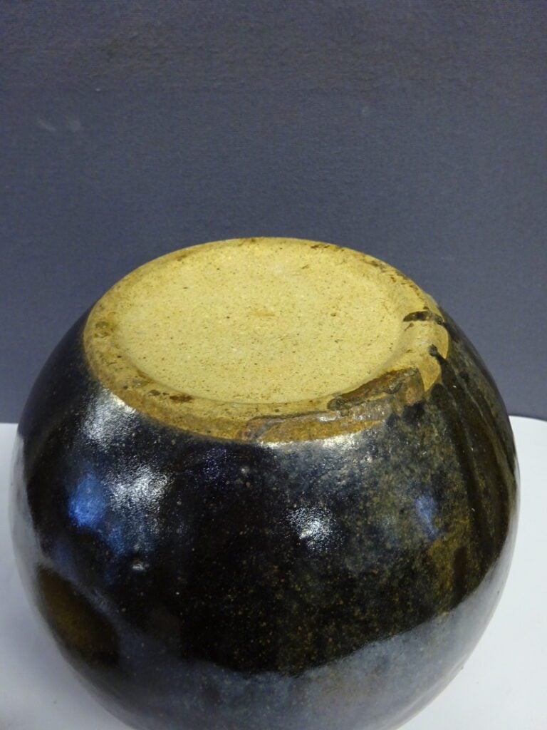 [VENDU VENTE 18 DEC 20 PARIS] POT A GINGEMBRE EN TERRE CUITE EMAILLEE NOIRE - C…