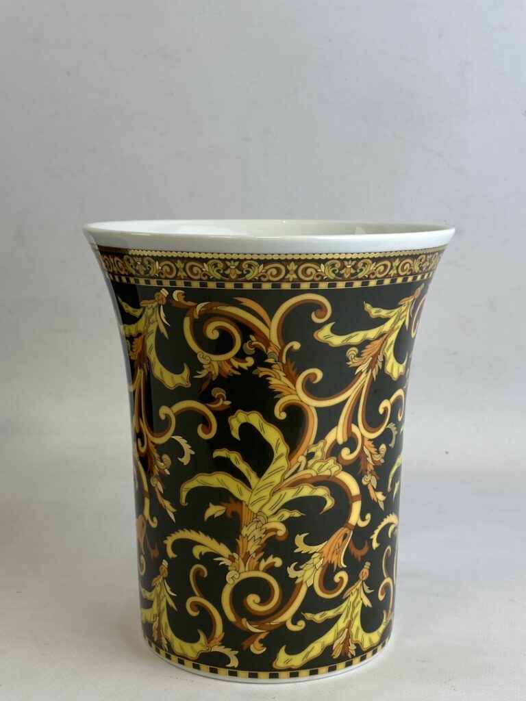VERSACE & Rosenthal, Barocco - Vase cornet en porcelaine à décor polychrome de…
