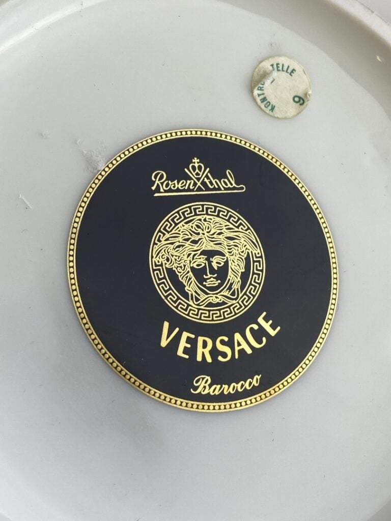 VERSACE & Rosenthal, Barocco - Vase cornet en porcelaine à décor polychrome de…