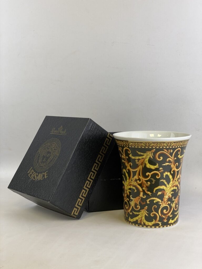 VERSACE & Rosenthal, Barocco - Vase cornet en porcelaine à décor polychrome de…