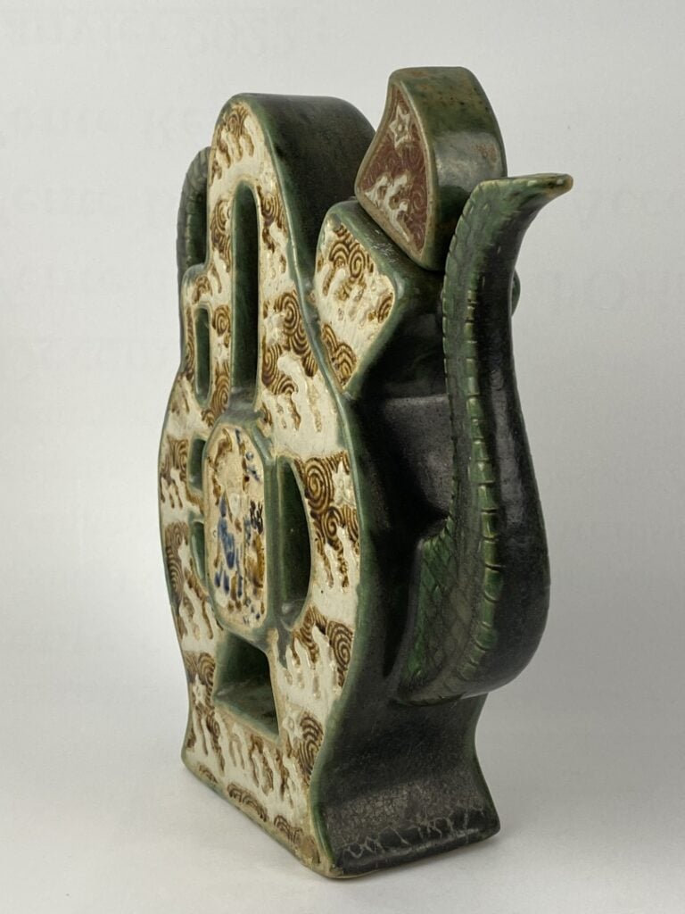 Verseuse en forme de caractère en grès émaillé polychrome en forme d'idéogramme…