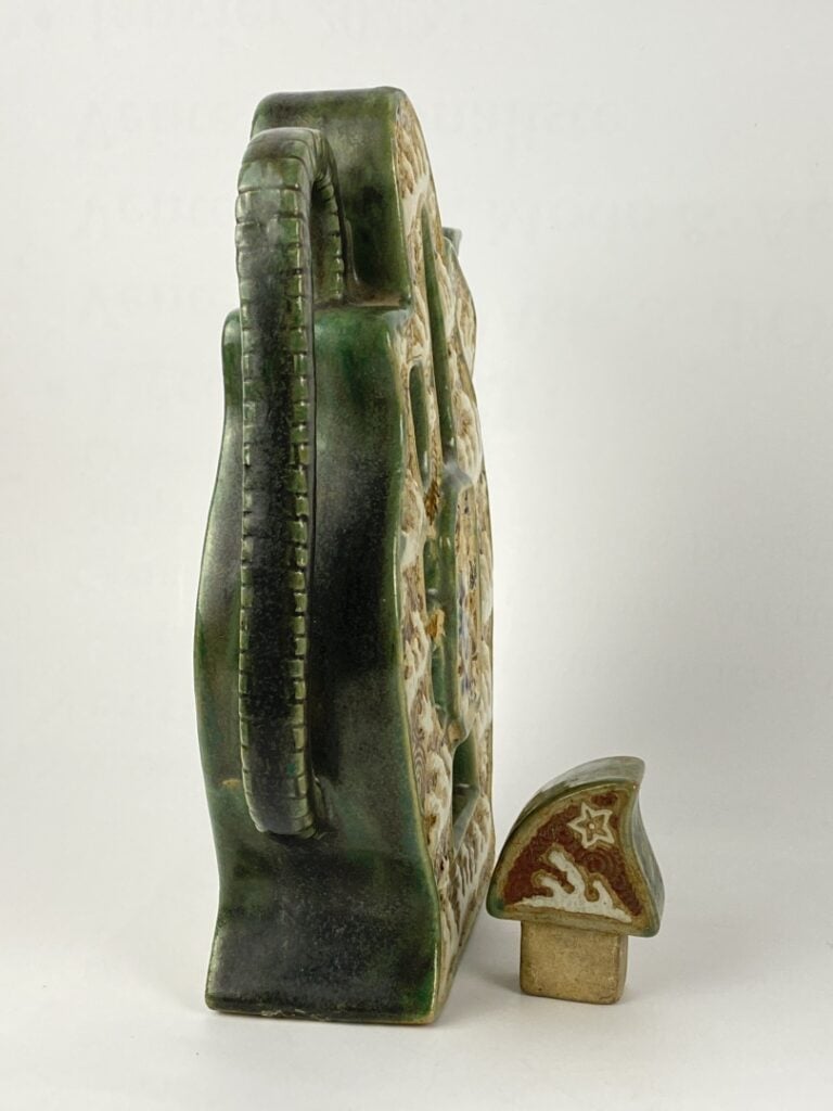 Verseuse en forme de caractère en grès émaillé polychrome en forme d'idéogramme…