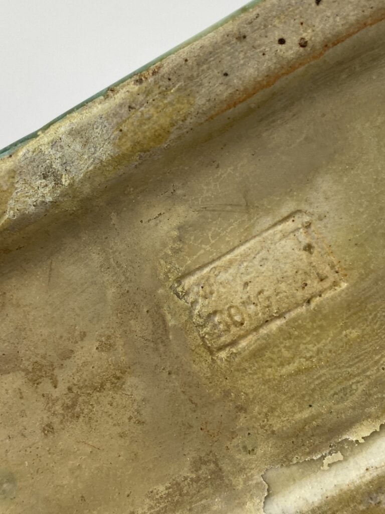 Verseuse en forme de caractère en grès émaillé polychrome en forme d'idéogramme…