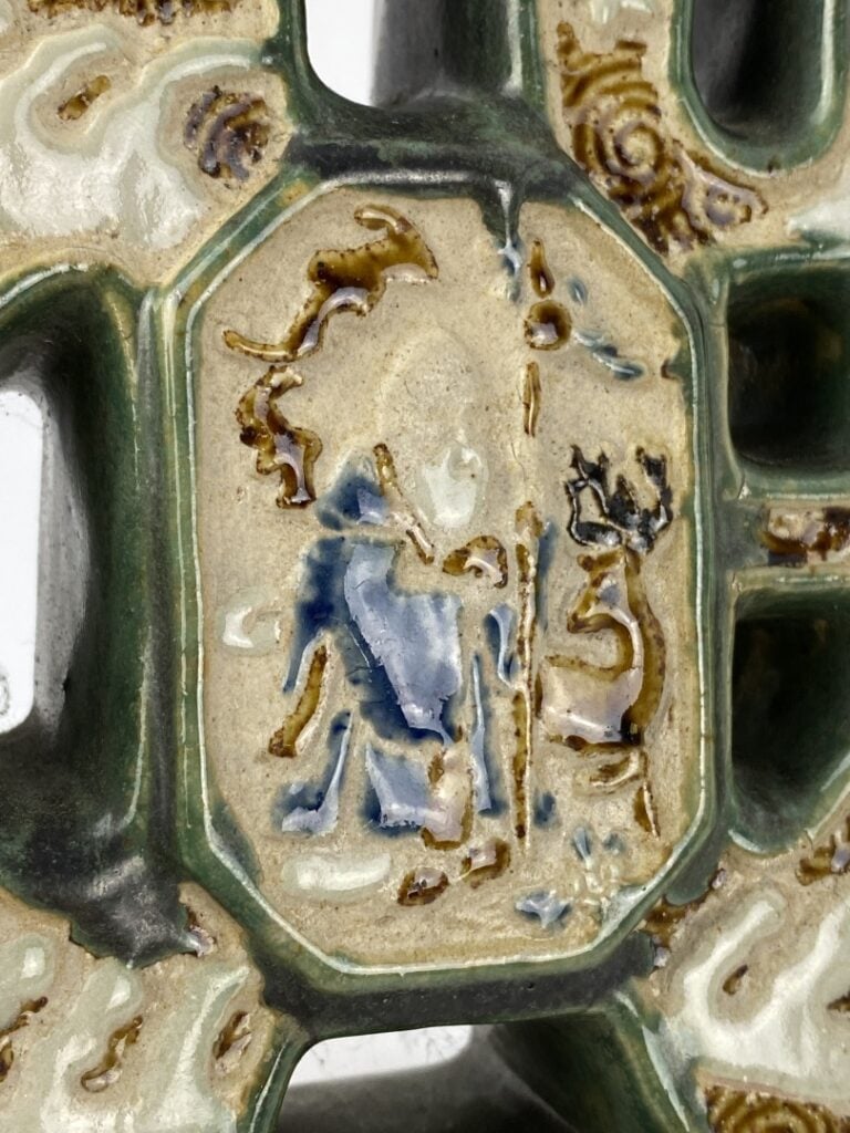 Verseuse en forme de caractère en grès émaillé polychrome en forme d'idéogramme…