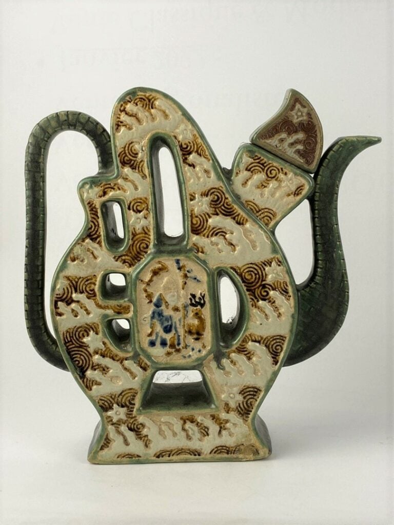 Verseuse en forme de caractère en grès émaillé polychrome en forme d'idéogramme…