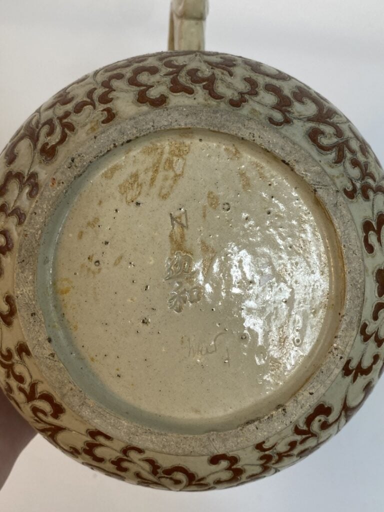 VERSEUSE EN GRES DE BIEN HOA - Vietnam / Indochine - Décor brun sur fond crème…