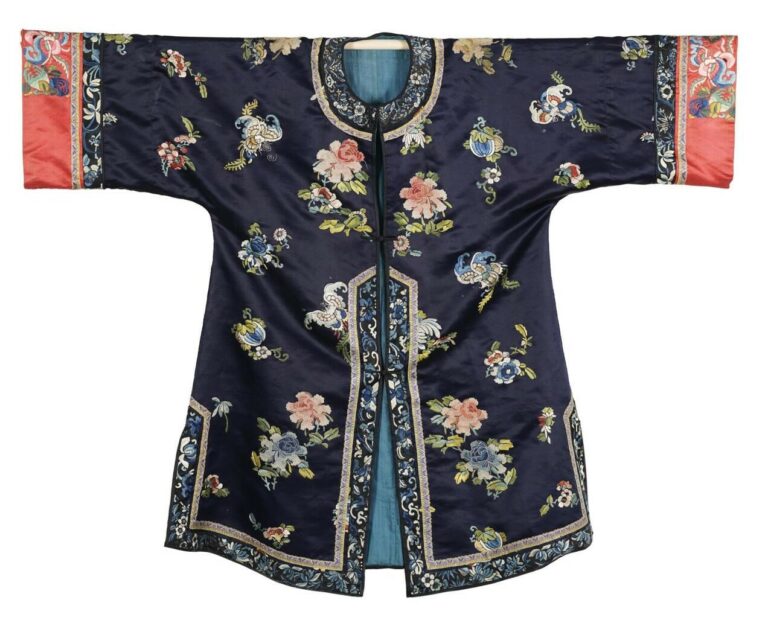 Veste / surtout de femme en satin de soie bleu brodée - China, Dynastie Qing, V…