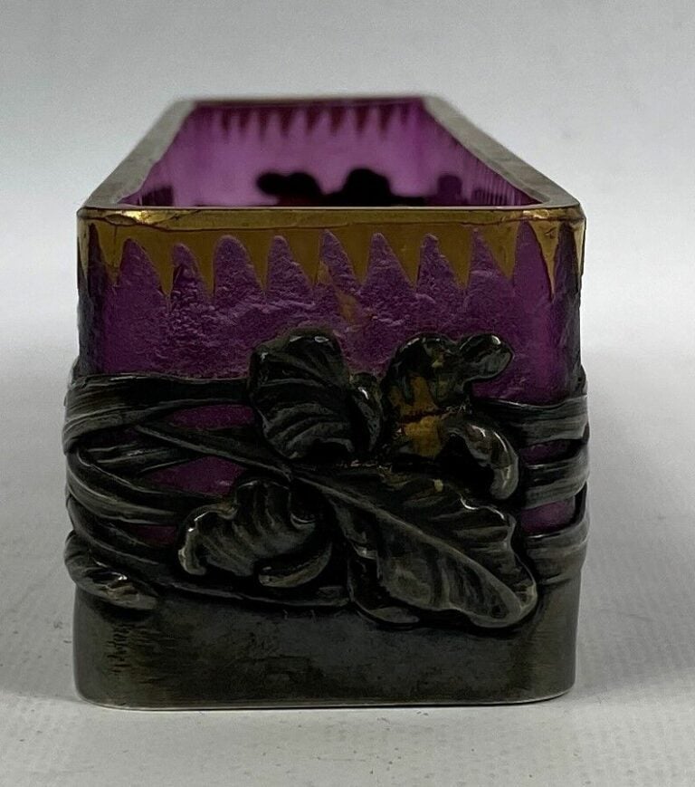 Victor SAGLIER (1840-1890) - Plumier en verre et monture en métal à décor d'iri…