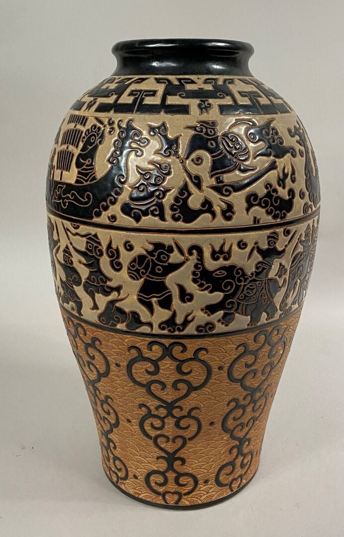 VIETNAM, BIEN HOA - Vase balustre en terre cuite émaillée dans les tons ocre et…