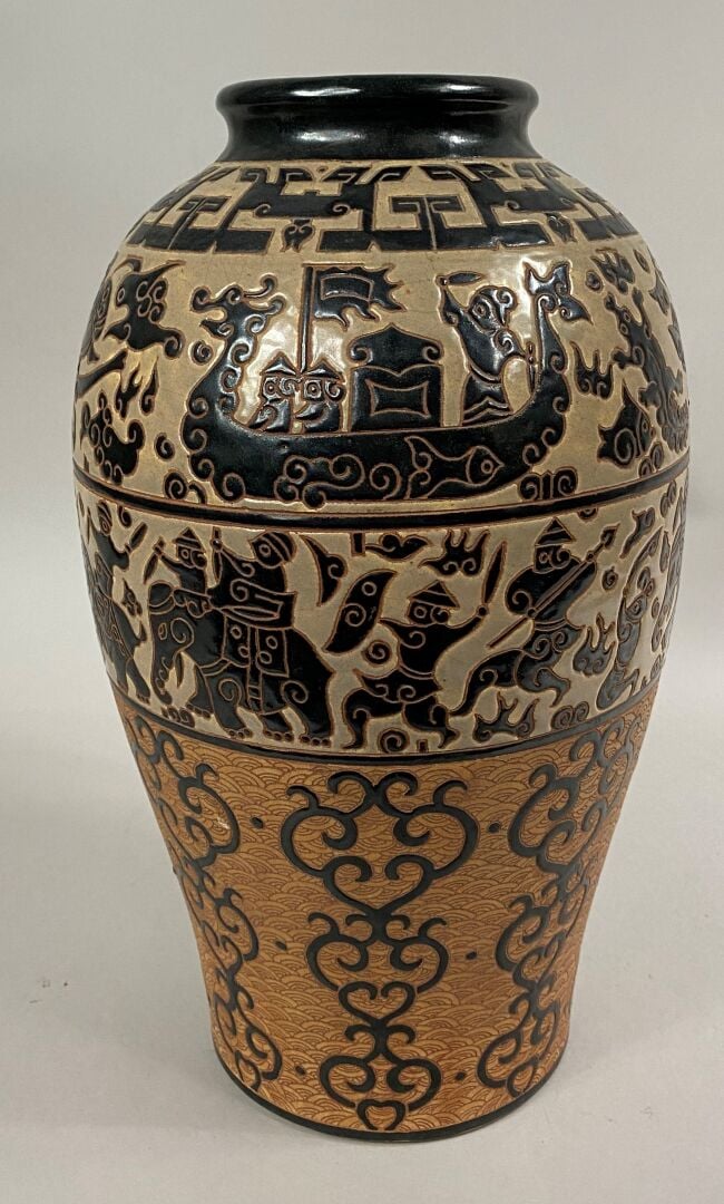 VIETNAM, BIEN HOA - Vase balustre en terre cuite émaillée dans les tons ocre et…