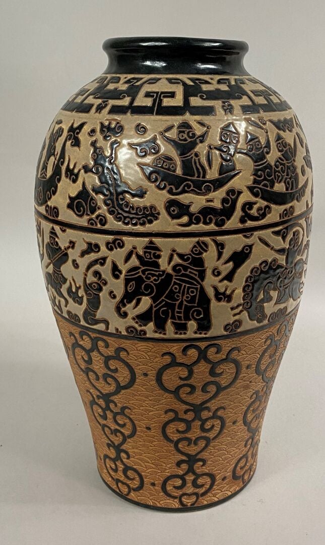 VIETNAM, BIEN HOA - Vase balustre en terre cuite émaillée dans les tons ocre et…