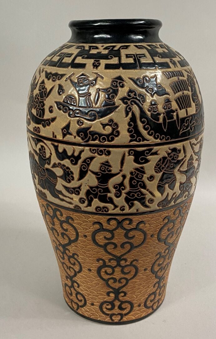 VIETNAM, BIEN HOA - Vase balustre en terre cuite émaillée dans les tons ocre et…