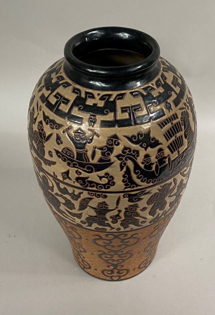 VIETNAM, BIEN HOA - Vase balustre en terre cuite émaillée dans les tons ocre et…
