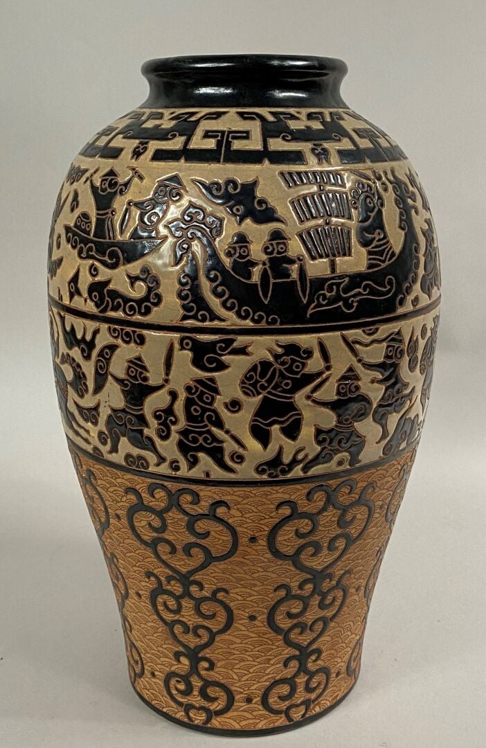 VIETNAM, BIEN HOA - Vase balustre en terre cuite émaillée dans les tons ocre et…