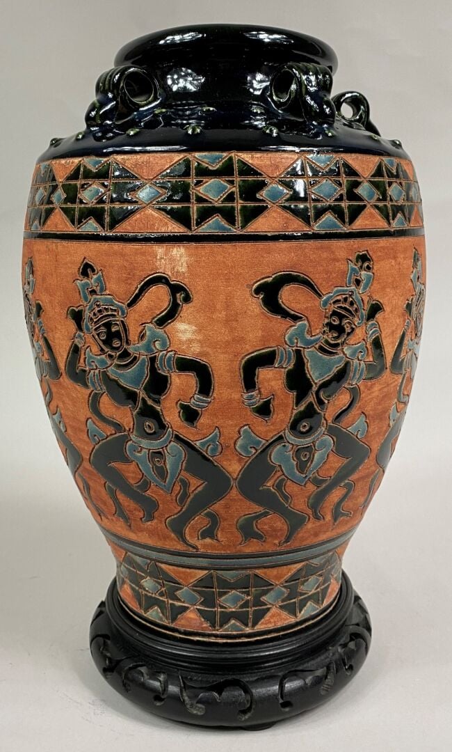 VIETNAM, BIEN HOA - Vase en céramique émaillée en partie dans les tons noir, bl…