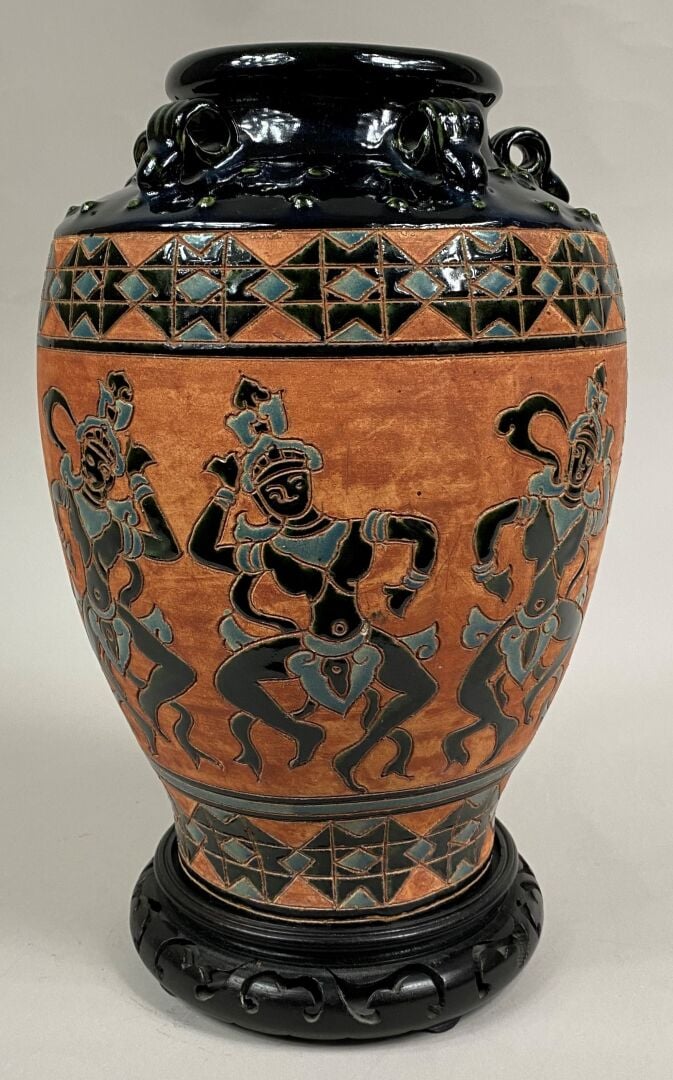 VIETNAM, BIEN HOA - Vase en céramique émaillée en partie dans les tons noir, bl…