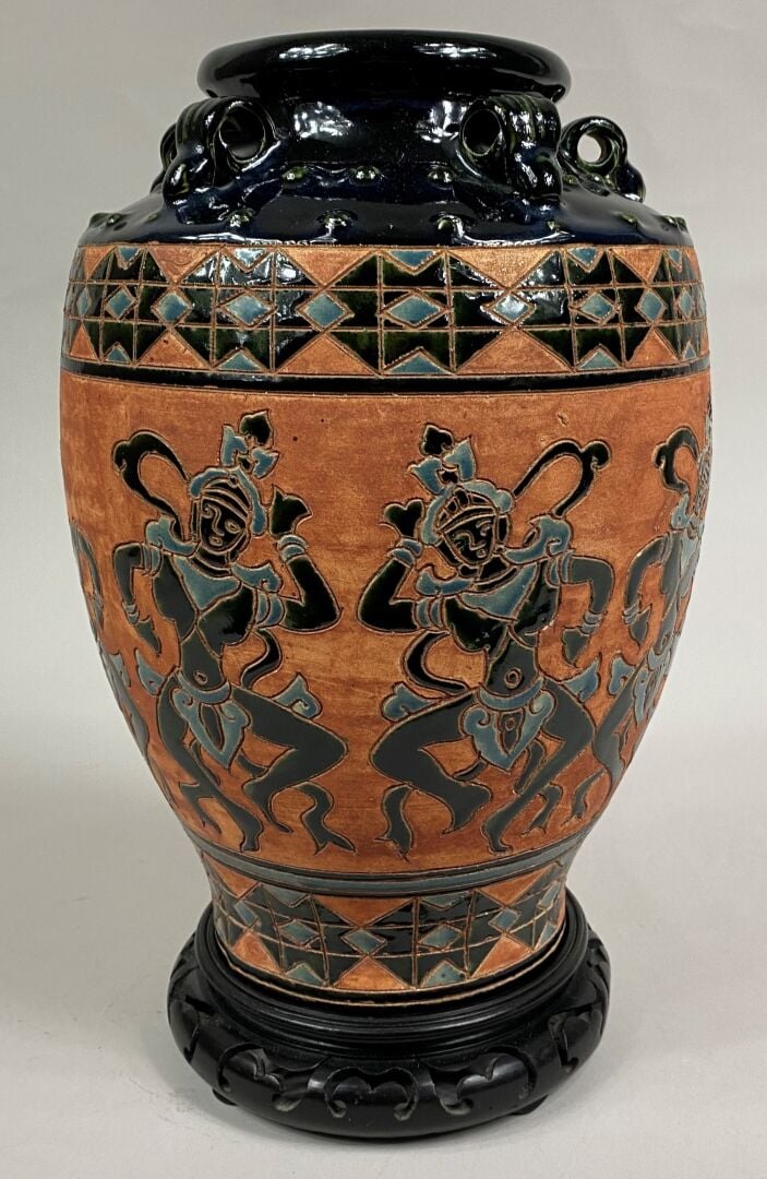 VIETNAM, BIEN HOA - Vase en céramique émaillée en partie dans les tons noir, bl…