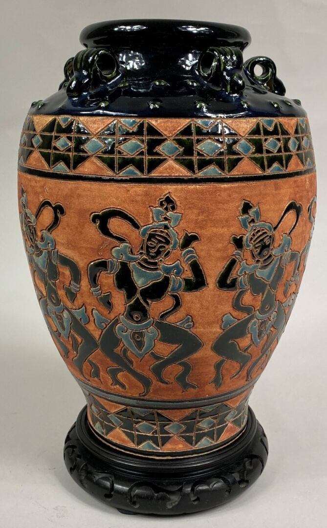 VIETNAM, BIEN HOA - Vase en céramique émaillée en partie dans les tons noir, bl…