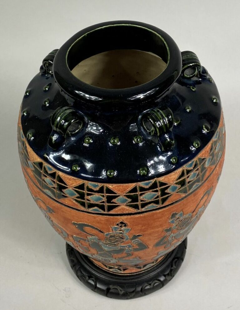 VIETNAM, BIEN HOA - Vase en céramique émaillée en partie dans les tons noir, bl…