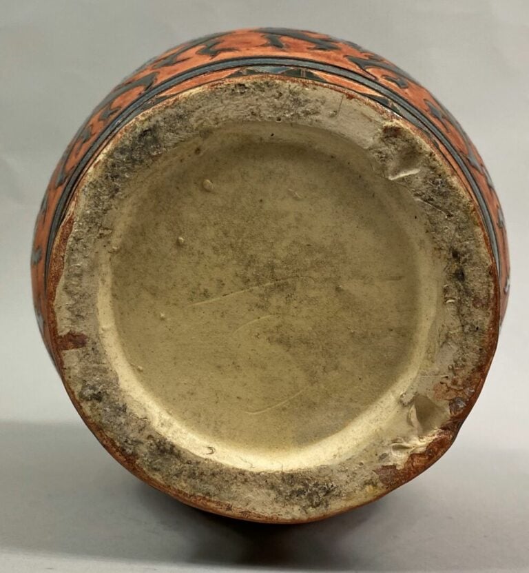VIETNAM, BIEN HOA - Vase en céramique émaillée en partie dans les tons noir, bl…