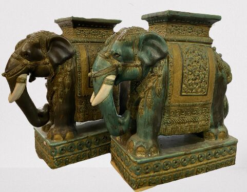 VIETNAM, BIEN HOA, XXe siècle - Paire de deux éléphants en céramique émaillée -…
