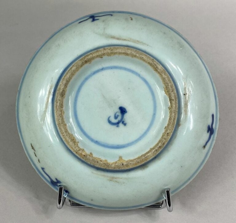 VIETNAM, BLEU DE HUE - Assiette en porcelaine bleu blanc céladonné à décor lacu…