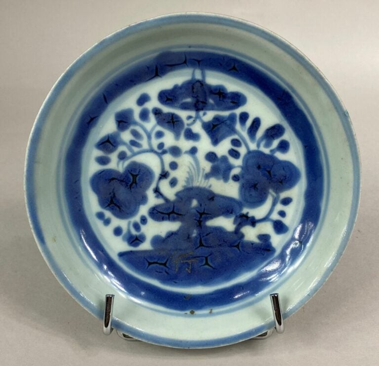 VIETNAM, BLEU DE HUE - Assiette en porcelaine bleu blanc céladonné à décor lacu…