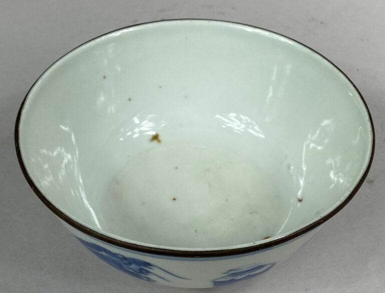 VIETNAM, BLEU DE HUE - Bol en céramique bleu blanc à décor de vases fleuris et…