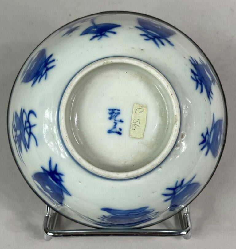 VIETNAM, BLEU DE HUE - Bol en céramique bleu blanc à décor de vases fleuris et…