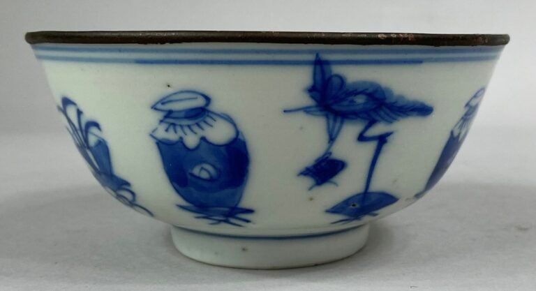 VIETNAM, BLEU DE HUE - Bol en céramique bleu blanc à décor de vases fleuris et…