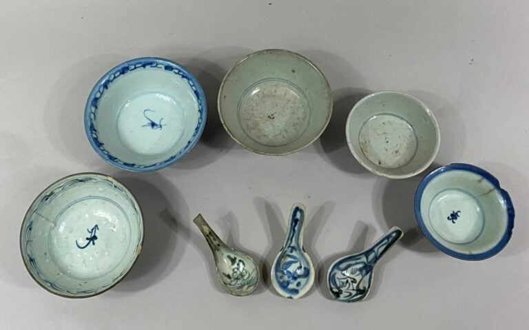 VIETNAM, BLEU DE HUE - Ensemble de cinq bols et trois cuillières en porcelaine…
